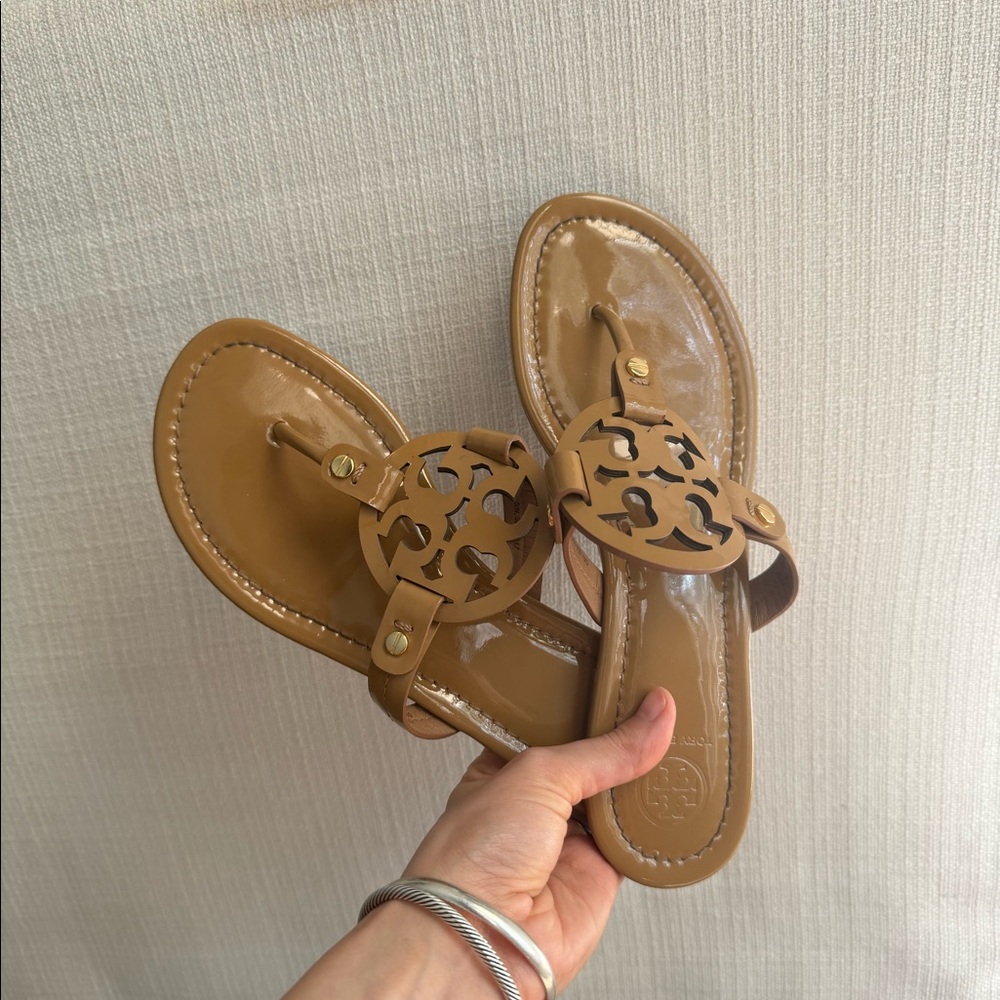 Tory Burch gloss sandals - Picture 2 of 5